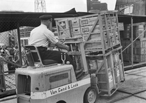 836556 Afbeelding van de demonstratie van het beladen van een goederenwagen door Van Gend & Loos met behulp van een ...